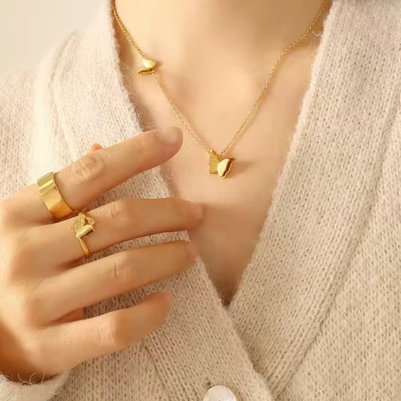 Chic Gold Butterfly Pendant Necklace - Picture 7 of 7